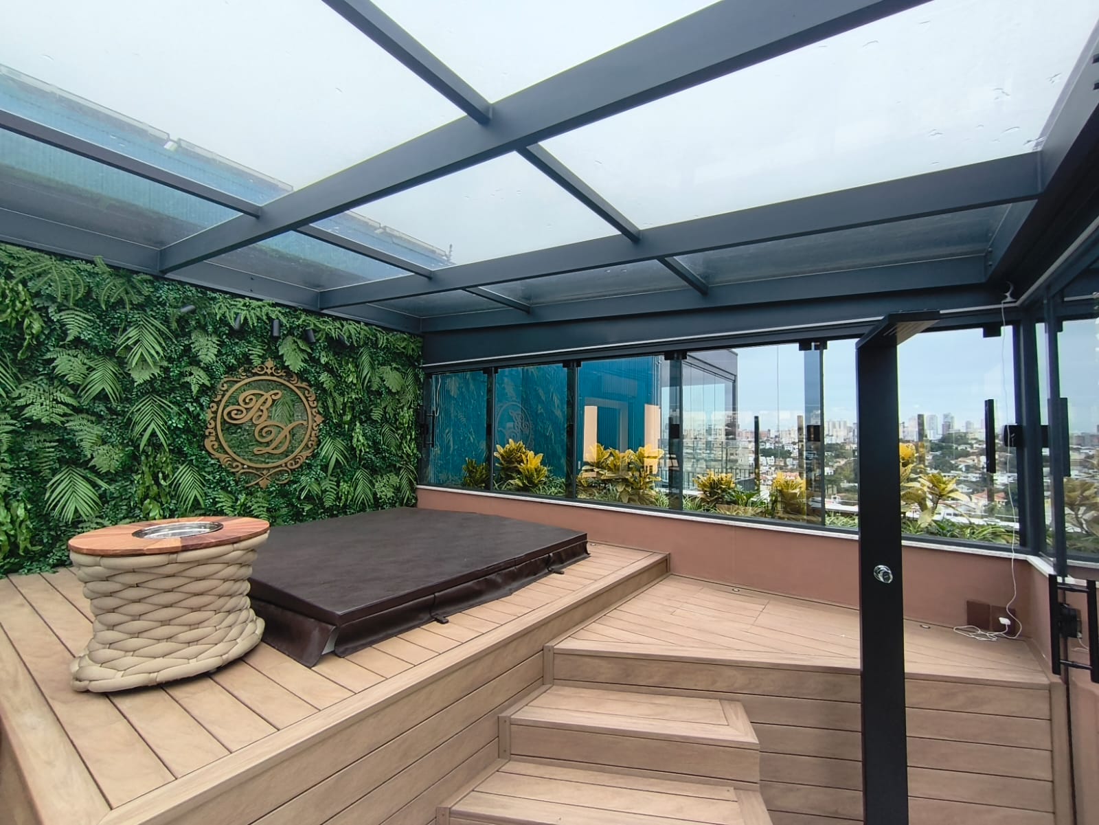 Cobertura de vidro sobre spa e deck de madeira