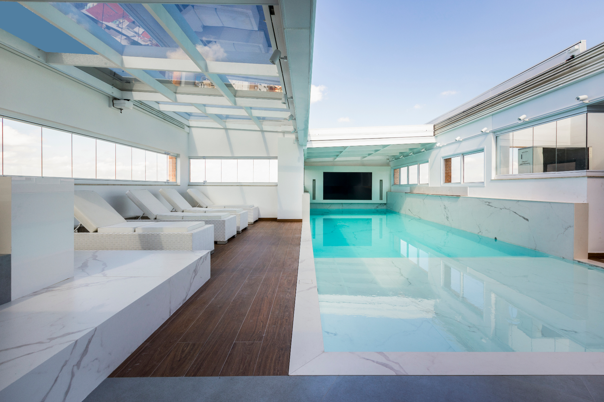Cobertura retrátil sobre piscina em cobertura de prédio